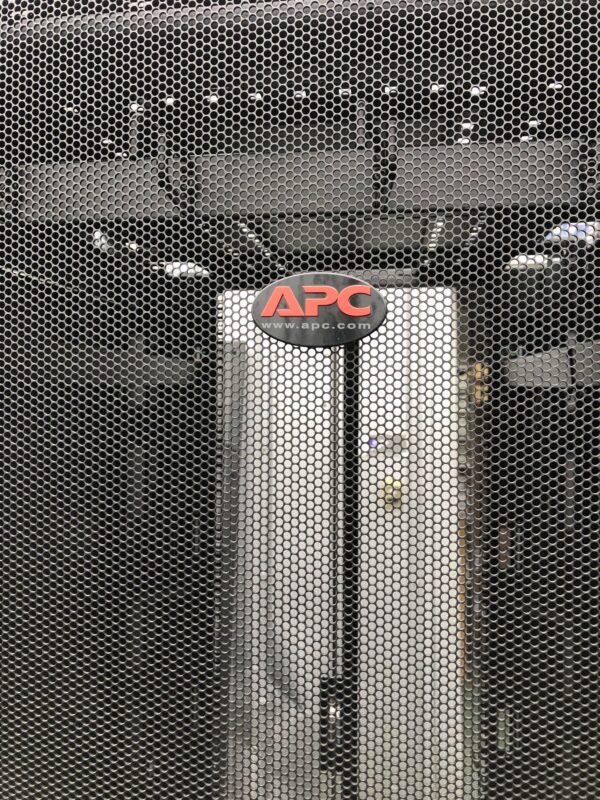 APC 42U_1